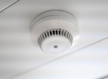 smoke detector on ceiling 
