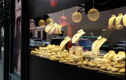 shop window lighting in jewellery store